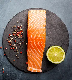 Pavé de saumon pour recette maki saumon avocat ail noir