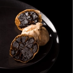 gousses d'ail noir pelées